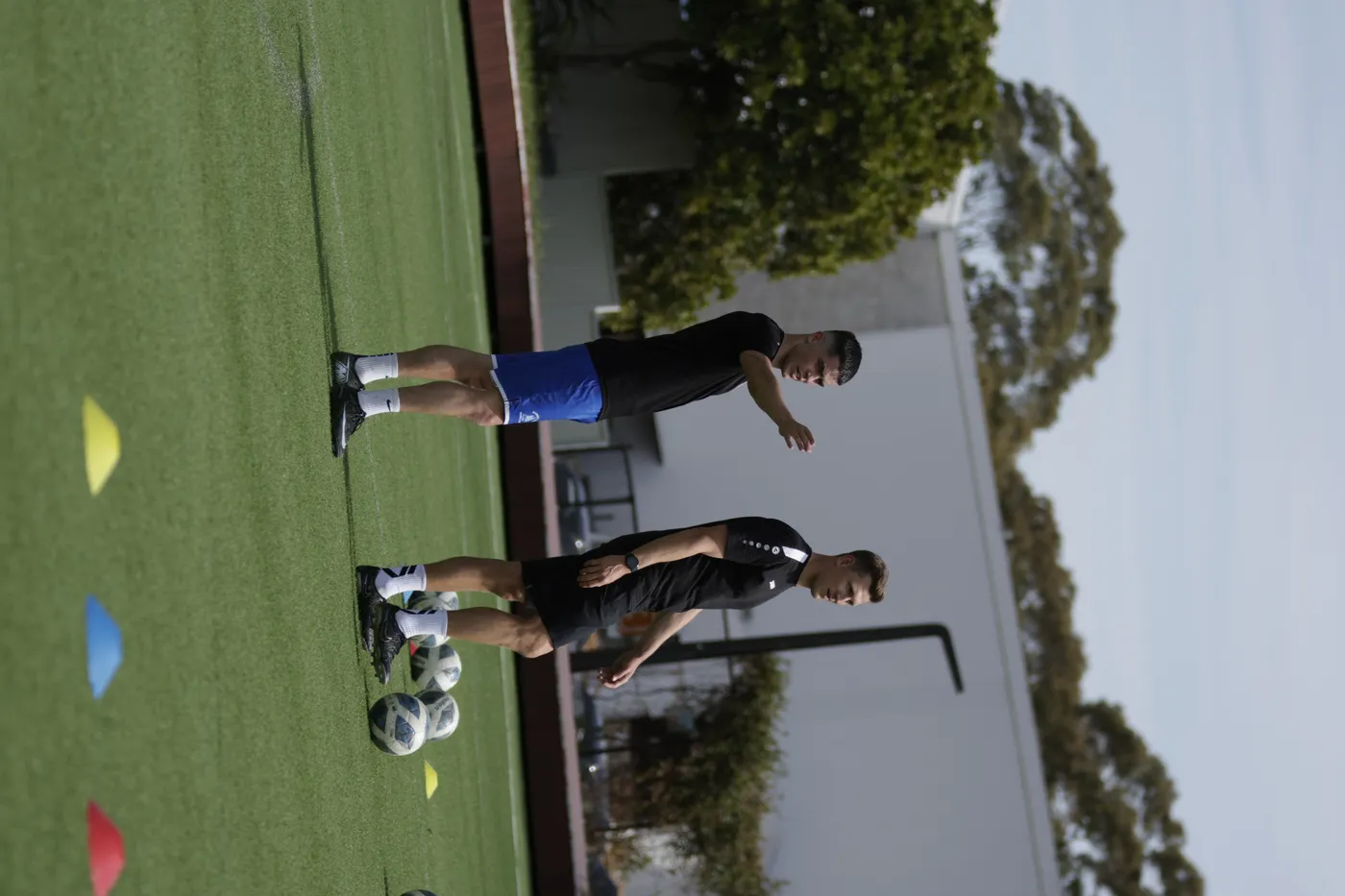 Jan Schmidt coaching a player at an Eleade Fussball session